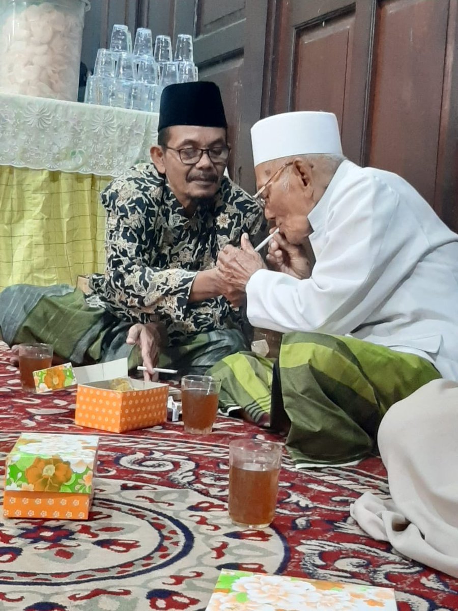 Umur Beliau 2 tahun lagi genap 100 tahun. Masih aktif mengimami shalat berjamaah bahkan shalat tarawih 23 rakat di masjid sebelum pandemi mewabah.

Semoga Beliau senantiasa diberi kesehatan dan umur panjang, amin

Foto dan adegan di dalamnya hanya pemanis 😁