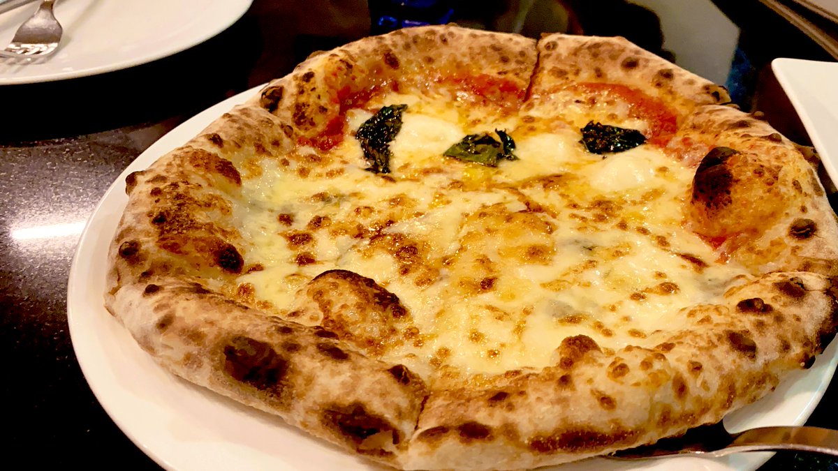 Hajin It S Hard To Find Good Pizza In Seoul And This One Was Decent Margherita Quattro Formaggi Zaboutine Heresie Ou Pas Les Pizza Half Half Joyeux Anniversaire