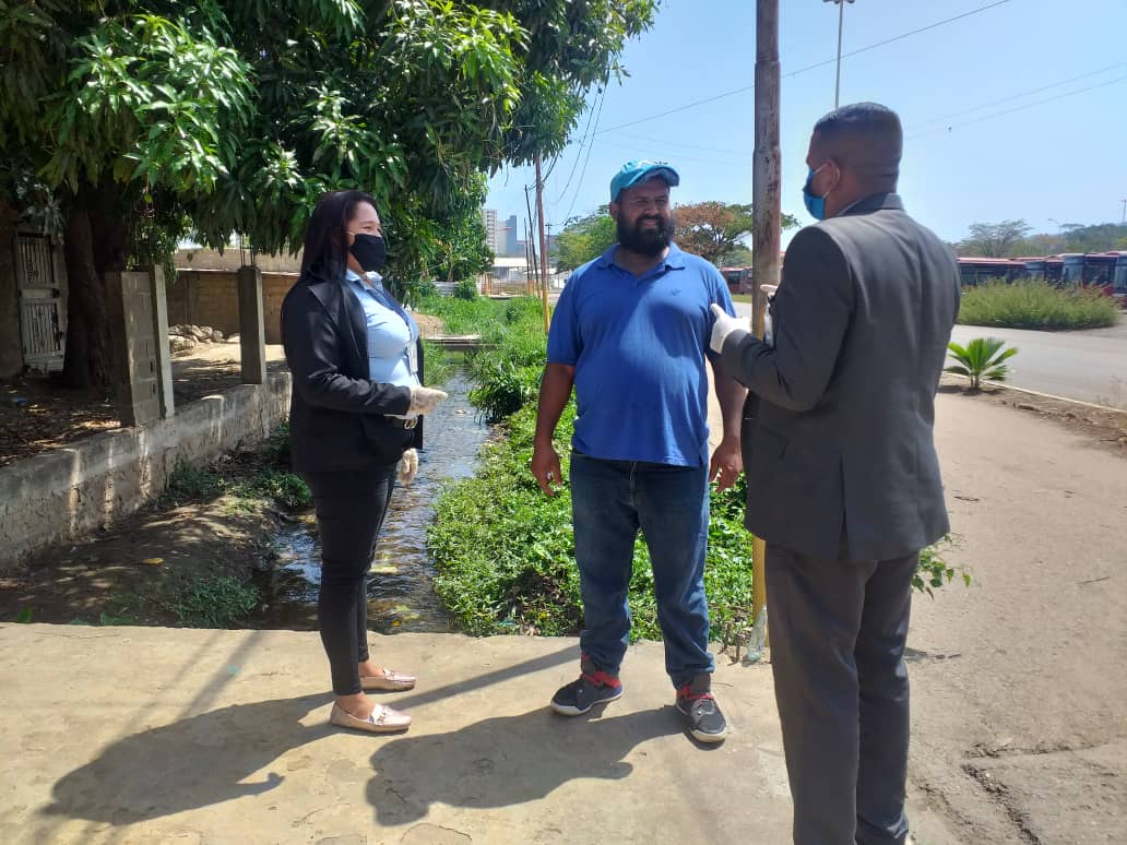 Funcionarios de la División de Vehículos Anzoátegui, orientan a la Ciudadanía sobre el uso del tapaboca y el distanciamiento social como medidas de protección y prevención del Covid-19. #Cicpc <a href="/DouglasRicoVzla/">Douglas Rico</a> <a href="/CICPCPREVENCION/">PREVENCIÓN INTEGRAL DEL DELITO CICPC</a> <a href="/VehiculosCICPC/">DirVehiculosCICPC</a> <a href="/Cicpc374/">REDIP ORIENTAL</a> <a href="/Cicpc192/">CICPC ANZOÁTEGUI</a>