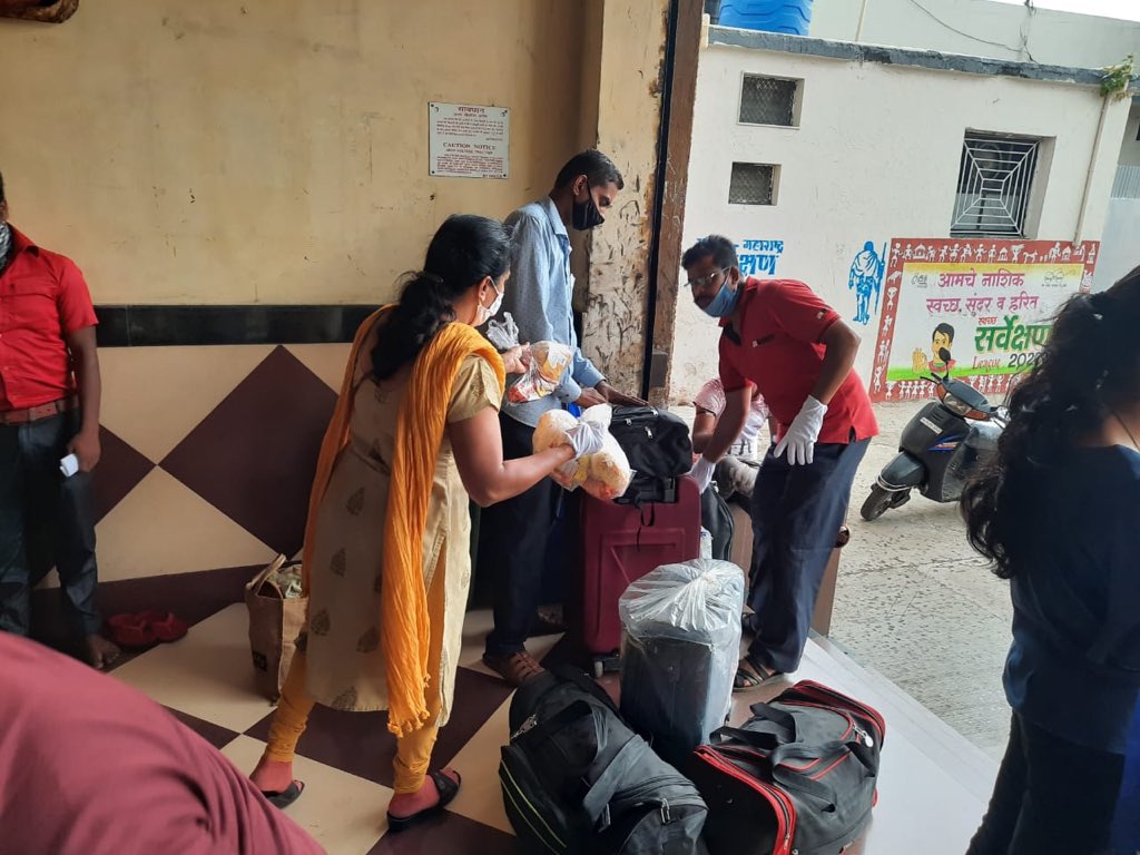 UNICEFIndia's tweet image. It’s been a busy weekend for the #JeevanRath team. Volunteers have been out distributing rations across Maharashtra. Here’s a few snapshots of the team from @OfficialYUVA in Nashik.
