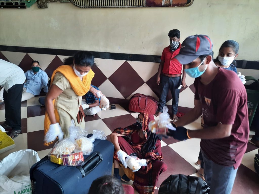 UNICEFIndia's tweet image. It’s been a busy weekend for the #JeevanRath team. Volunteers have been out distributing rations across Maharashtra. Here’s a few snapshots of the team from @OfficialYUVA in Nashik.