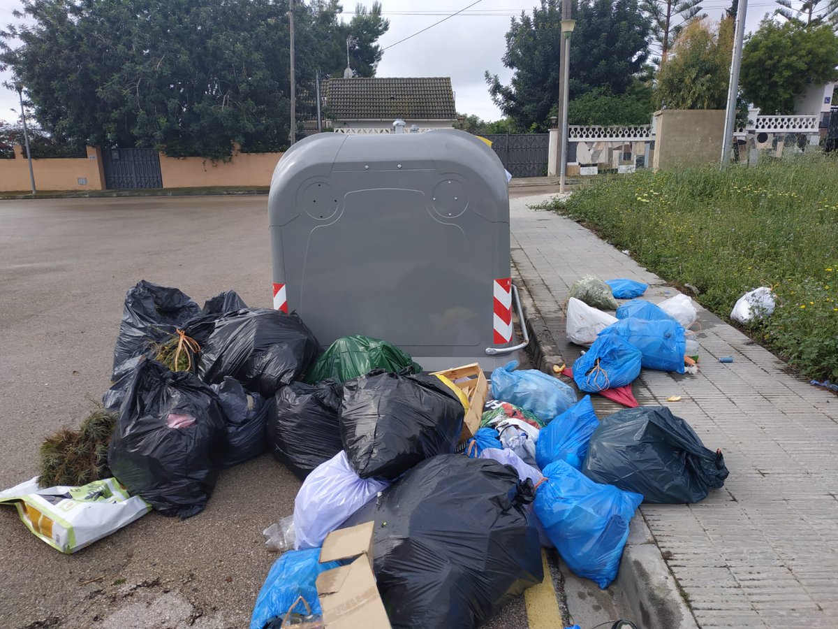OlgaMF2's tweet photo. @jordimolinera @ajAltafulla @de_brises con solo 1 contenedor de rebuig.. pasan estas cosas...
Muestras de diferentes días... 
Uno no es suficiente para los que aquí vivimos. 
Y esto solo acaba de empezar.. verás en pleno verano... https://t.co/lYnmbeXHyq