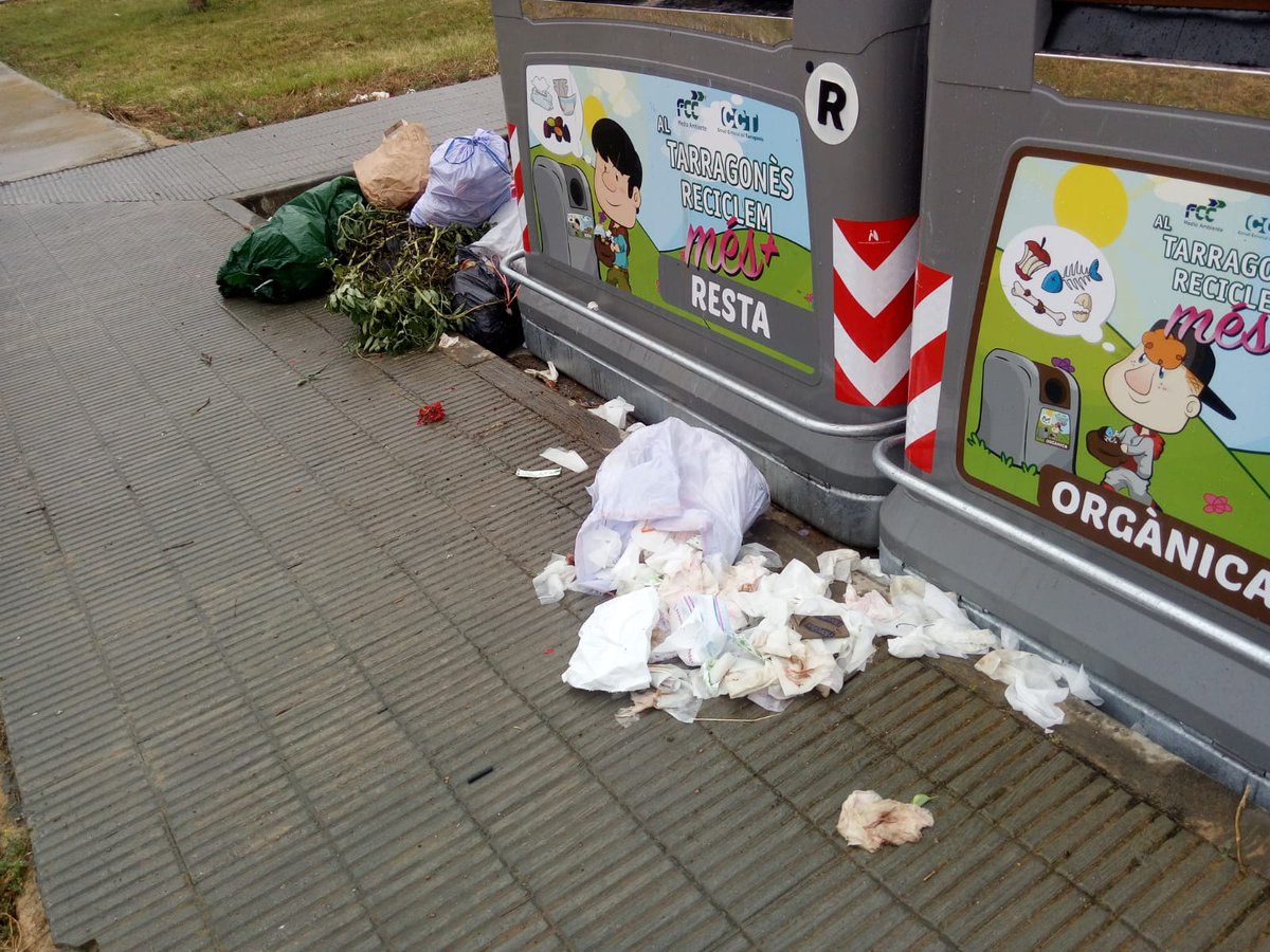 OlgaMF2's tweet photo. @jordimolinera @ajAltafulla @de_brises con solo 1 contenedor de rebuig.. pasan estas cosas...
Muestras de diferentes días... 
Uno no es suficiente para los que aquí vivimos. 
Y esto solo acaba de empezar.. verás en pleno verano... https://t.co/lYnmbeXHyq