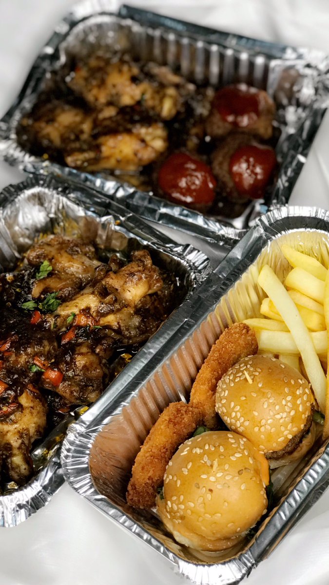 maryam_uh's tweet photo. I got bored so I made mini platters 😍😍😍😍
Kindly RT guys making 20 packs on Wednesday In Sha Allah 
2nd and 3rd pic are 1000 respectively https://t.co/bC56MBZ8gD