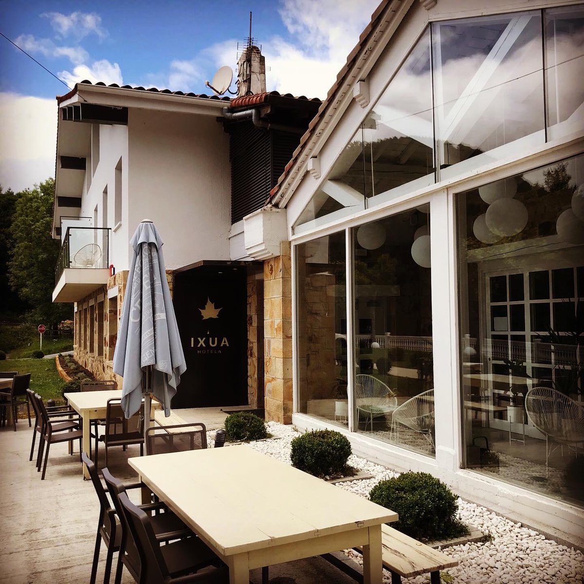 vinosconsolera's tweet photo. Un placer volver a @ixuahotela y disfrutar de las vistas, la terraza y un gran menú maridado con #ramonbilbao #crianza , poco nos faltó para quedarnos a dormir en sus magníficas habitaciones!! #Eibar #hotelconencanto @RamonBilbao https://t.co/hWgxn1J4NT