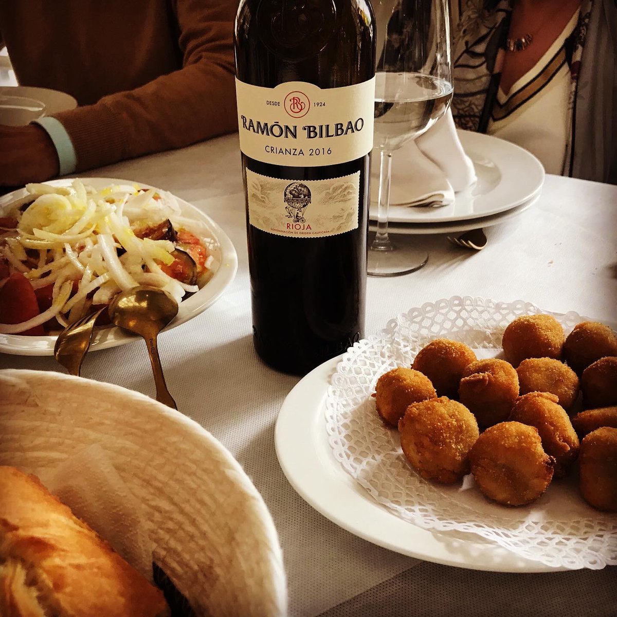 vinosconsolera's tweet photo. Un placer volver a @ixuahotela y disfrutar de las vistas, la terraza y un gran menú maridado con #ramonbilbao #crianza , poco nos faltó para quedarnos a dormir en sus magníficas habitaciones!! #Eibar #hotelconencanto @RamonBilbao https://t.co/hWgxn1J4NT