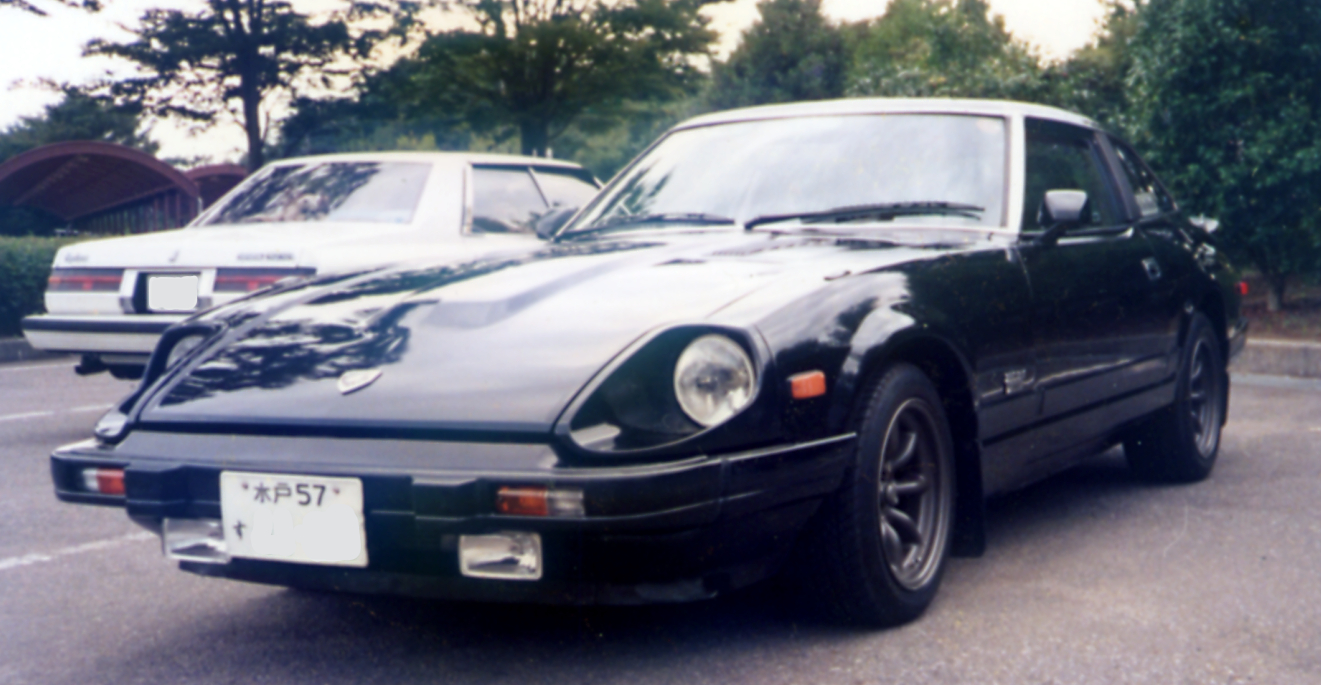 ｔ２ｒ Tatsuru この車を買って一番頭抱えたこと 今はもう写真が残ってるだけだが S130z フロント オーバーハングが運転席から全く見えない上にパワステ無し Fc3s 新車で買って間も無く妹が勝手に乗って行って道路の穴に落としてボディを凹ました