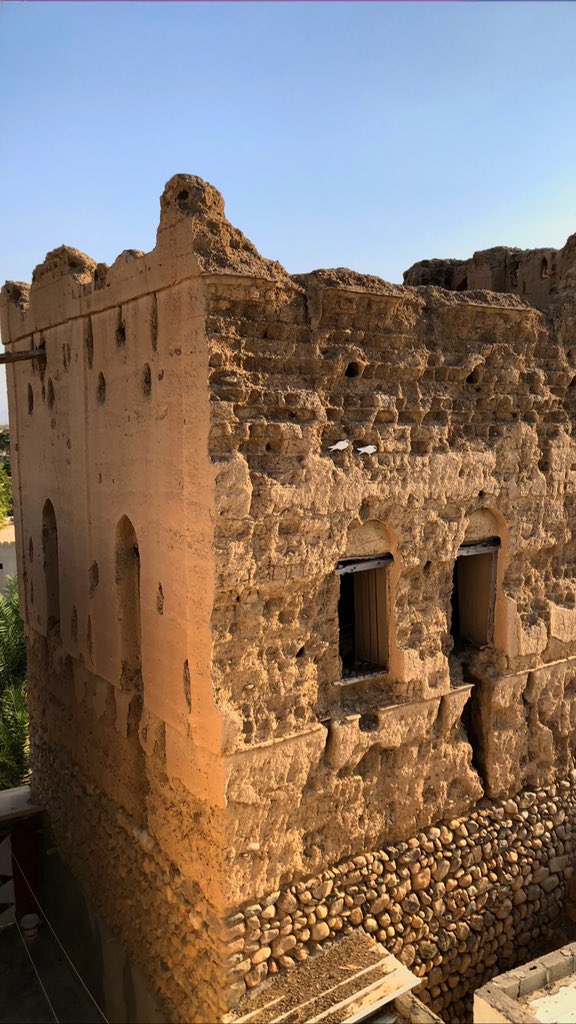 عَلَيكِ، وَإنْ بَلِيتِ كما بَلِينَا

سَلامُ الله، أيّتُهَا الطّلُولُ