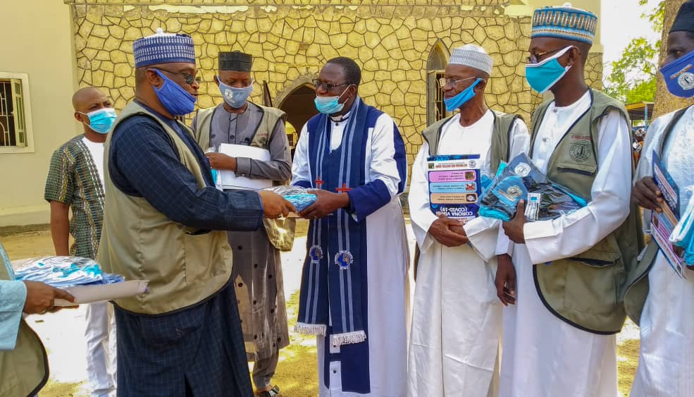 BalaAbdullahiGa's tweet photo. @network_justice,Kano continued its grassroots sensitisation engagements wiz Comm &amp; Rel. Orgs in effort at comberting spread #Covid19. Team was at premises of Kano #ECWAChurch, along Airport Rd, to disseminate #IEC materials. @JibrinIbrahim17 @ProfUsmanYusuf @GovUmarGanduje https://t.co/kEm6B5ebbx