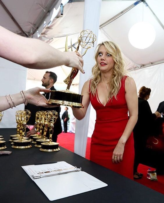 marrymeKateMB's tweet photo. no photo will ever been greater than this one of Kate McKinnon collecting her first Emmy https://t.co/4aBGVcdlOK