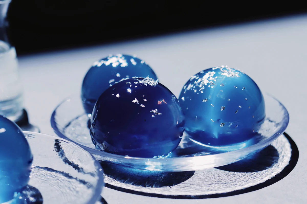 夜空の水信玄餅…幻想的な姿に癒される…