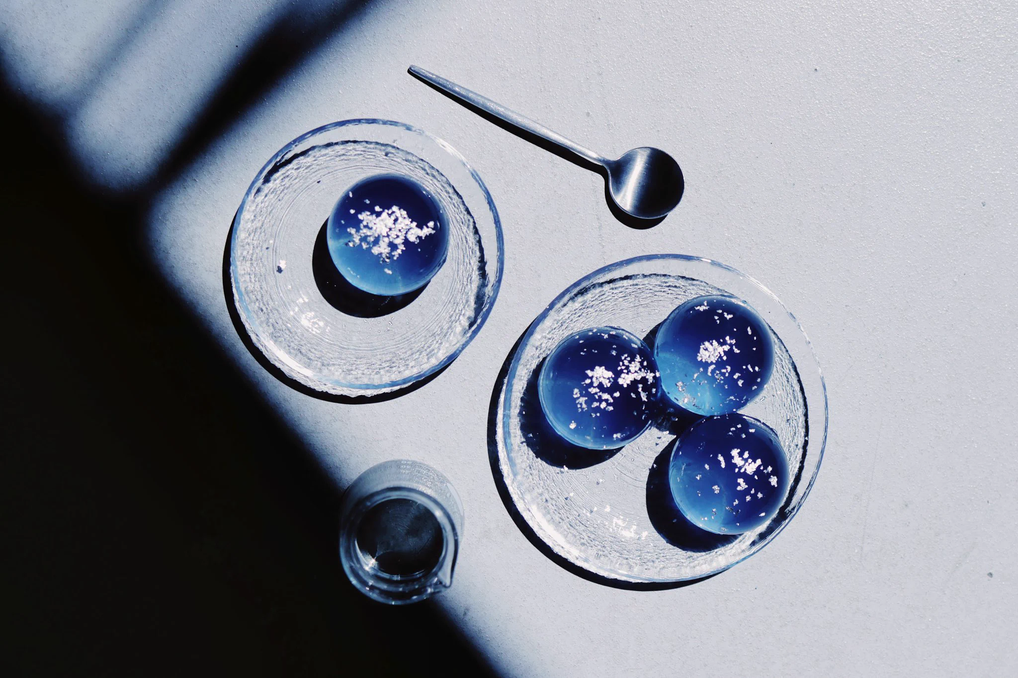 夜空の水信玄餅…幻想的な姿に癒される…