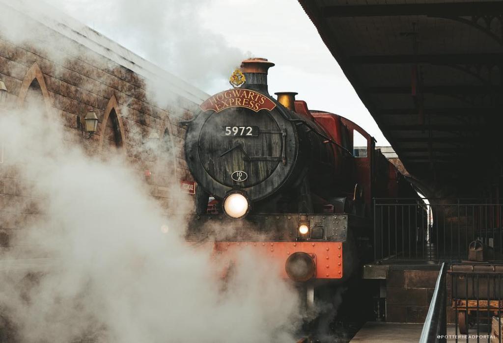 UniversalORL's tweet image. All aboard! Tag a friend you would want to journey with on the #HogwartsExpress.

(IG 📸: potterheadportal)
