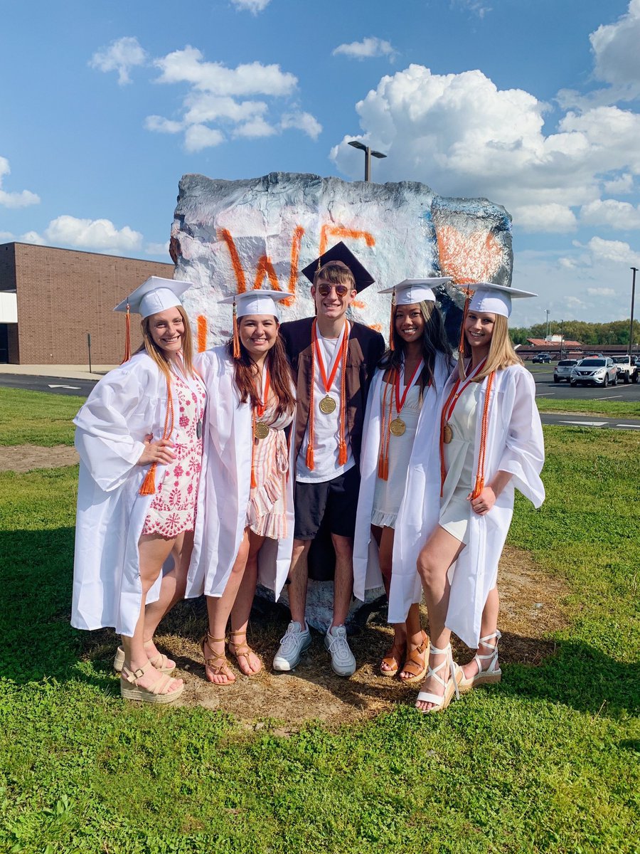 nation_cougar's tweet photo. We wish the best of luck to everyone in the future. Don’t forget to make every moment count while you have the chance. Until next time...your seniors are signing off #CougarNationForever https://t.co/3nJM4A69Sn