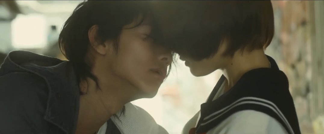 ゆきこ Twitterissa もう他の作品に行くのは諦めた なので カノ嘘のキスシーンの好きなとこ ガード下のキスシーンは秋が下からする感じが好き ペプシキスはキスした後に唇なめるところがエロい 最後のキスシーンはもちろん肩から頭に手を移動
