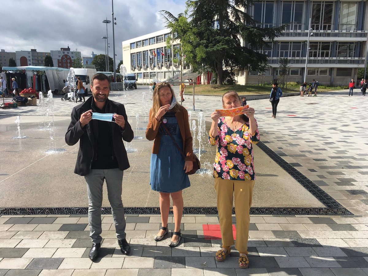 AvecLucePane's tweet photo. Une journée en campagne, dans le respect des gestes barrières. Ce matin, Luce Pane, Alexis Ragache et Laurence Renou se sont rendus sur le marché pour échanger avec les sottevillais. Ensuite, nos colleurs ont commencé à poser nos affiches officielles pour le 2nd tour, le 28 juin! https://t.co/vUc1NbTXDt