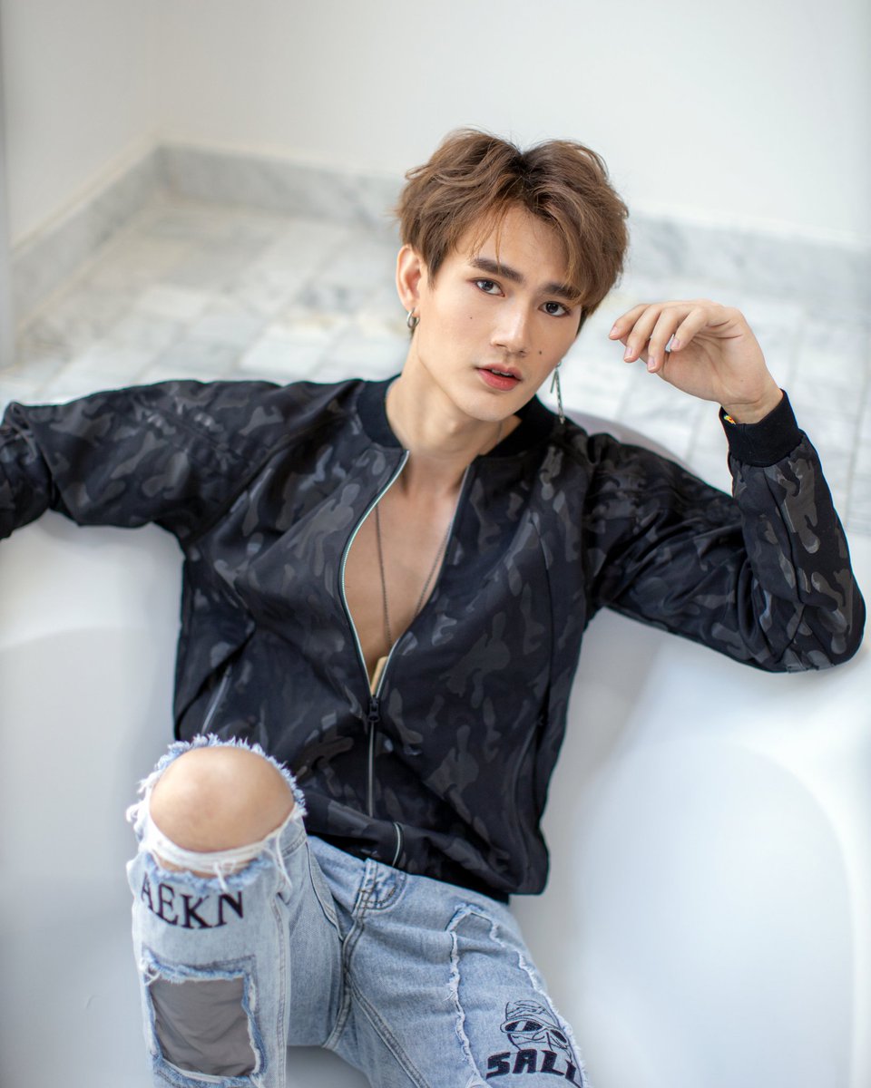 pavelphoom's tweet photo. come sit in the jacuzzi w/me 😜 มานั่งด้วยไหมคับ 🥺♥️ make up n hair IG: sherbetmakeup https://t.co/zVRexhvNxO