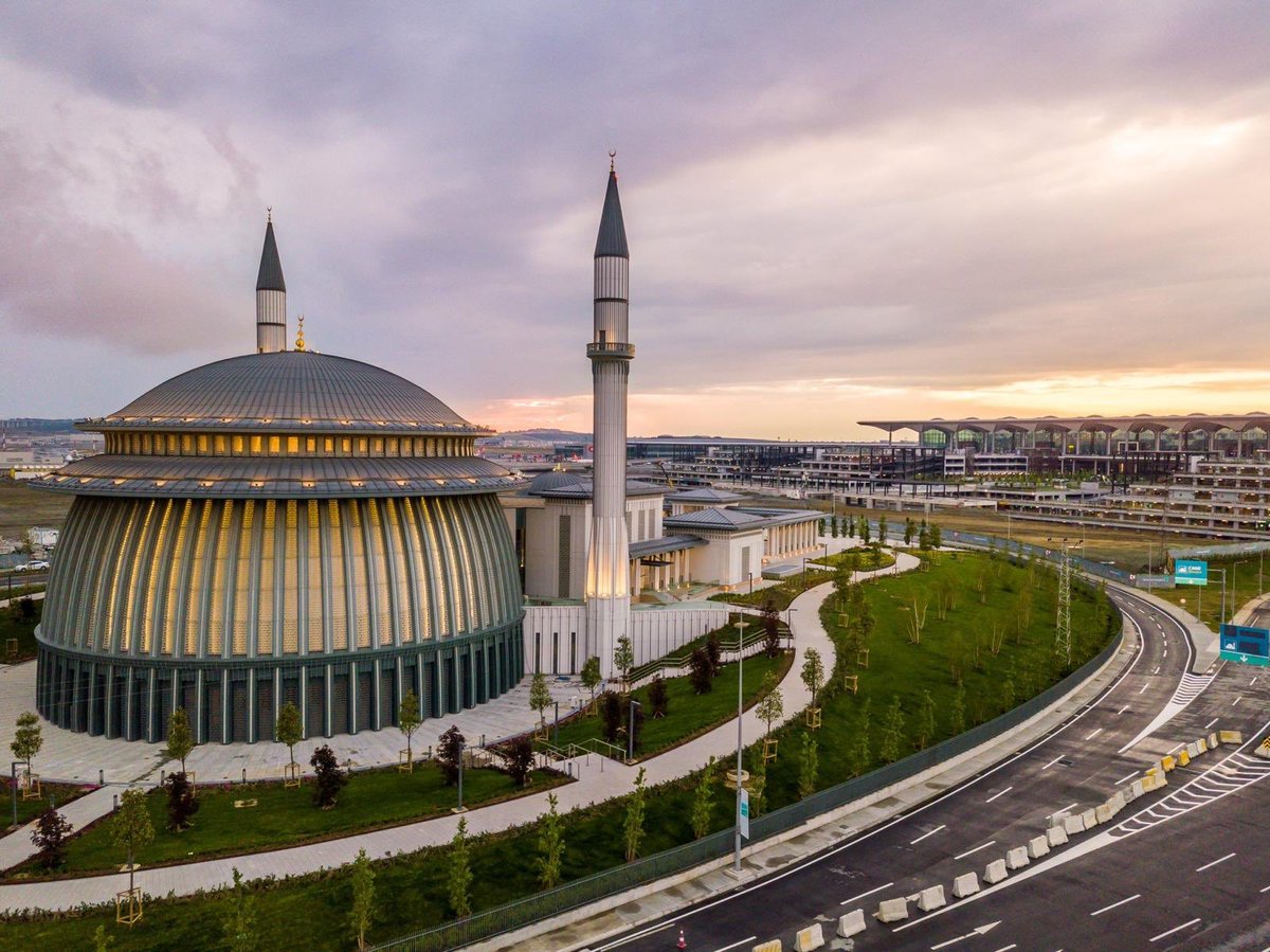 CK_Samsun's tweet photo. Bugün, ulaştırma yatırımlarını kesintisiz sürdüren ülkemiz için tarihi bir gün... 
İstanbul Havalimanı 3. Pisti, 2. Kulesi, Camii ve Devlet Konukevi, Cumhurbaşkanımız ve Genel Başkanımız Sn. @RTErdogan ‘ın teşrifleriyle hizmete açıldı. 
Hayırlı olsun. https://t.co/6u8eAI0P8e