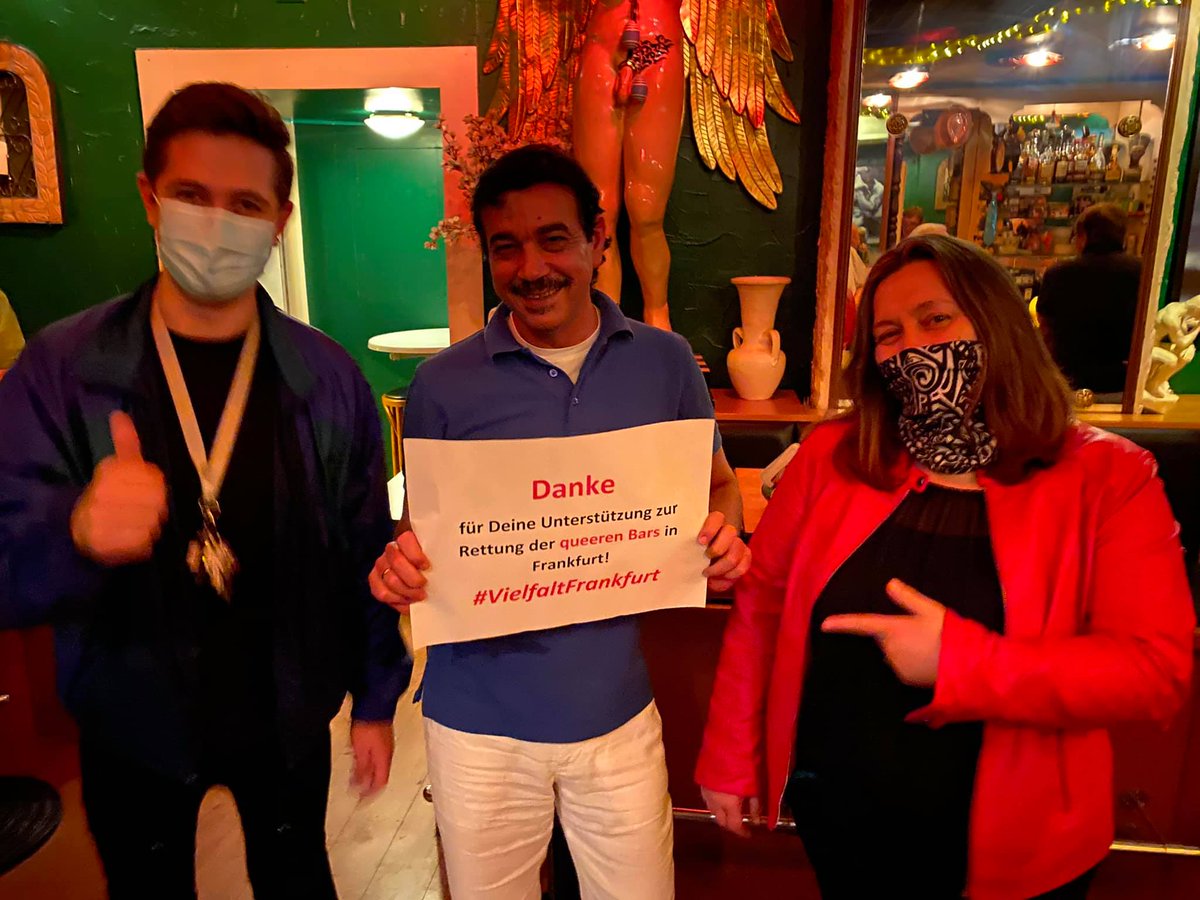VielfaltFfm's tweet photo. Ihr habt gezeigt, dass wir als Community in herausfordernden Zeiten zusammenhalten und füreinander einstehen. Das ist unbezahlbar wertvoll! Auf unsere queeren Bars, die wir auch in Zukunft haben werden! #VielfaltFrankfurt #WirFürQueer #LSBTIAQ https://t.co/go0x7ZbfXV