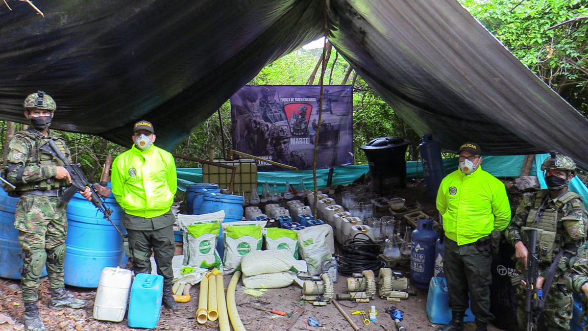 COL_EJERCITO's tweet photo. #LoÚltimo | Tropas de la Fuerza de Tarea Conjunta Marte de @Ejercito_Div1 y @Ejercito_Davaa, en coordinación con @PoliciaColombia, lograron la destrucción de un laboratorio de clorhidrato de cocaína en la vereda del Juncal en Simití, #Bolívar. 

#ContraElNarcotráfico https://t.co/dYxCRlMPwc