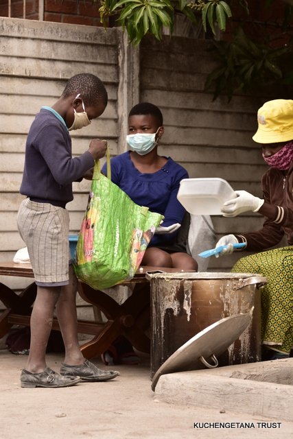 Semalho's tweet image. Day 61

Porridge: 904
Supper: 1912

Served Sadza and Soya Chunks

120kgs mealie meal
25kgs soya chunks
12kgs sugar
10 bottles peanut butter
2.5kgs salt
4 litres cooking oil
270 tomatoes
40 onions
20pkts royco