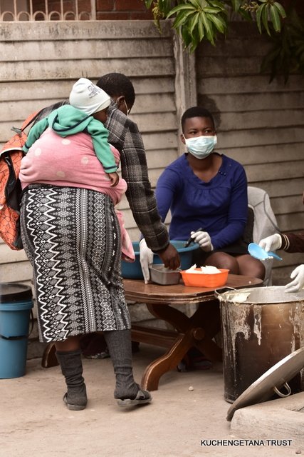 Semalho's tweet image. Day 61

Porridge: 904
Supper: 1912

Served Sadza and Soya Chunks

120kgs mealie meal
25kgs soya chunks
12kgs sugar
10 bottles peanut butter
2.5kgs salt
4 litres cooking oil
270 tomatoes
40 onions
20pkts royco