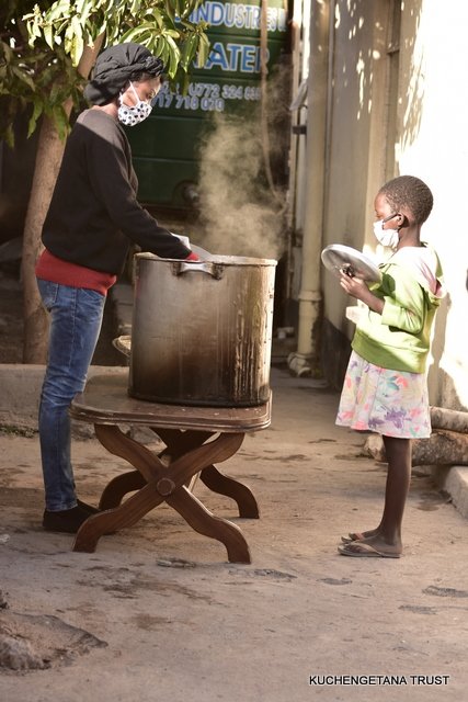 Semalho's tweet image. Day 61

Porridge: 904
Supper: 1912

Served Sadza and Soya Chunks

120kgs mealie meal
25kgs soya chunks
12kgs sugar
10 bottles peanut butter
2.5kgs salt
4 litres cooking oil
270 tomatoes
40 onions
20pkts royco