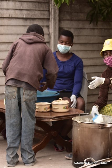 Semalho's tweet image. Day 61

Porridge: 904
Supper: 1912

Served Sadza and Soya Chunks

120kgs mealie meal
25kgs soya chunks
12kgs sugar
10 bottles peanut butter
2.5kgs salt
4 litres cooking oil
270 tomatoes
40 onions
20pkts royco