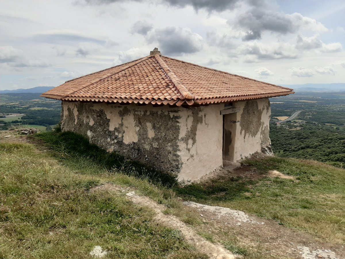alesmontes66's tweet image. Ermita de San Bitor en #Letona (Alava). Los vecinos, con la ayuda de la Administración, han restaurado  esta antigua ermita quemada hace medio siglo. Muy buena iniciativa!!!