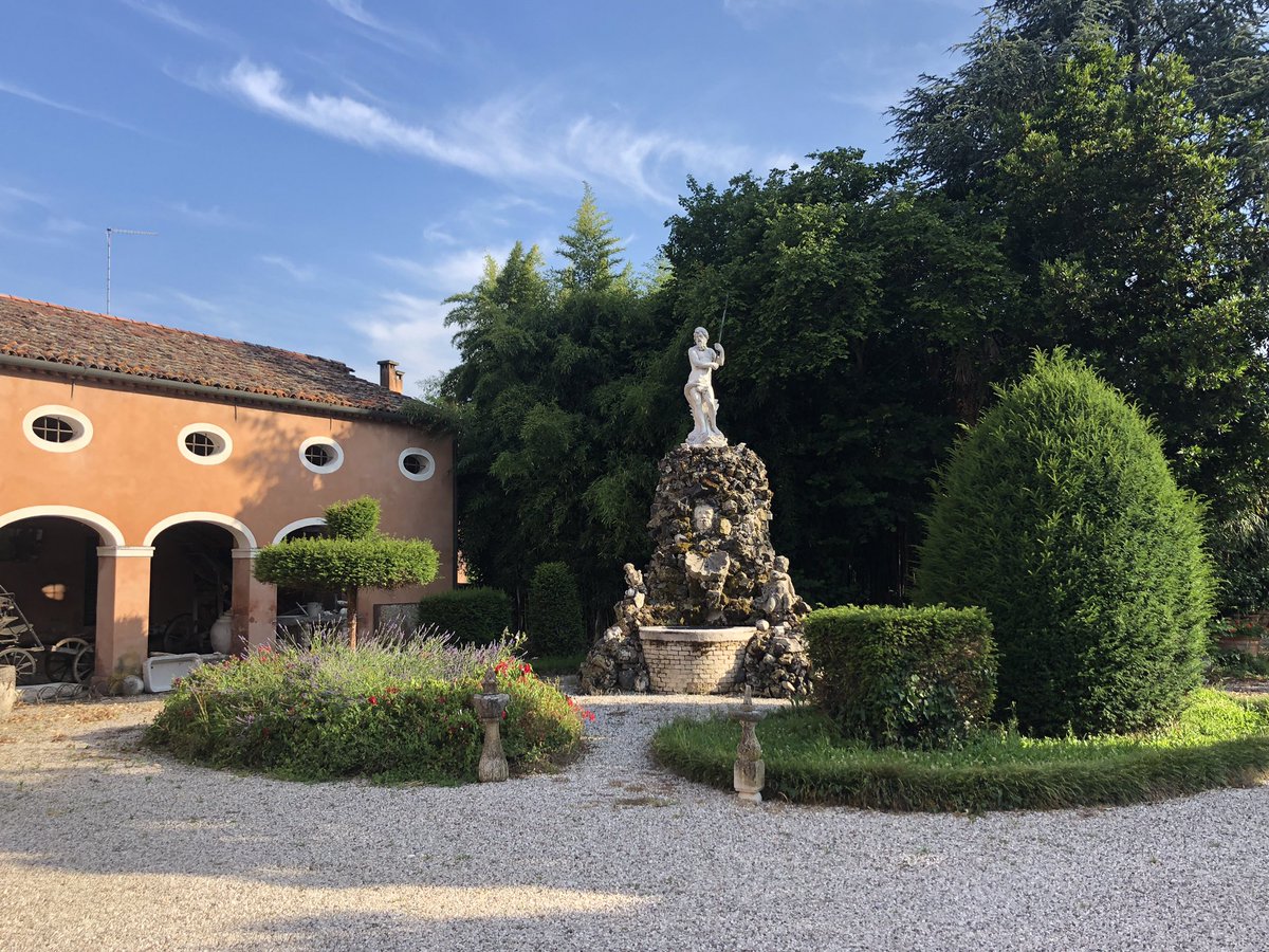 SRubinato's tweet photo. Un piacevole pomeriggio parlando del futuro del Veneto a Villa #Bellati a Spinea. Pensare che in Veneto sono presenti 3.477 palazzi realizzati dal patriziato veneto durante la Repubblica di #Venezia. Un patrimonio che rappresenta una #civiltà da riscoprire e valorizzare. https://t.co/OMdfSxL6eU
