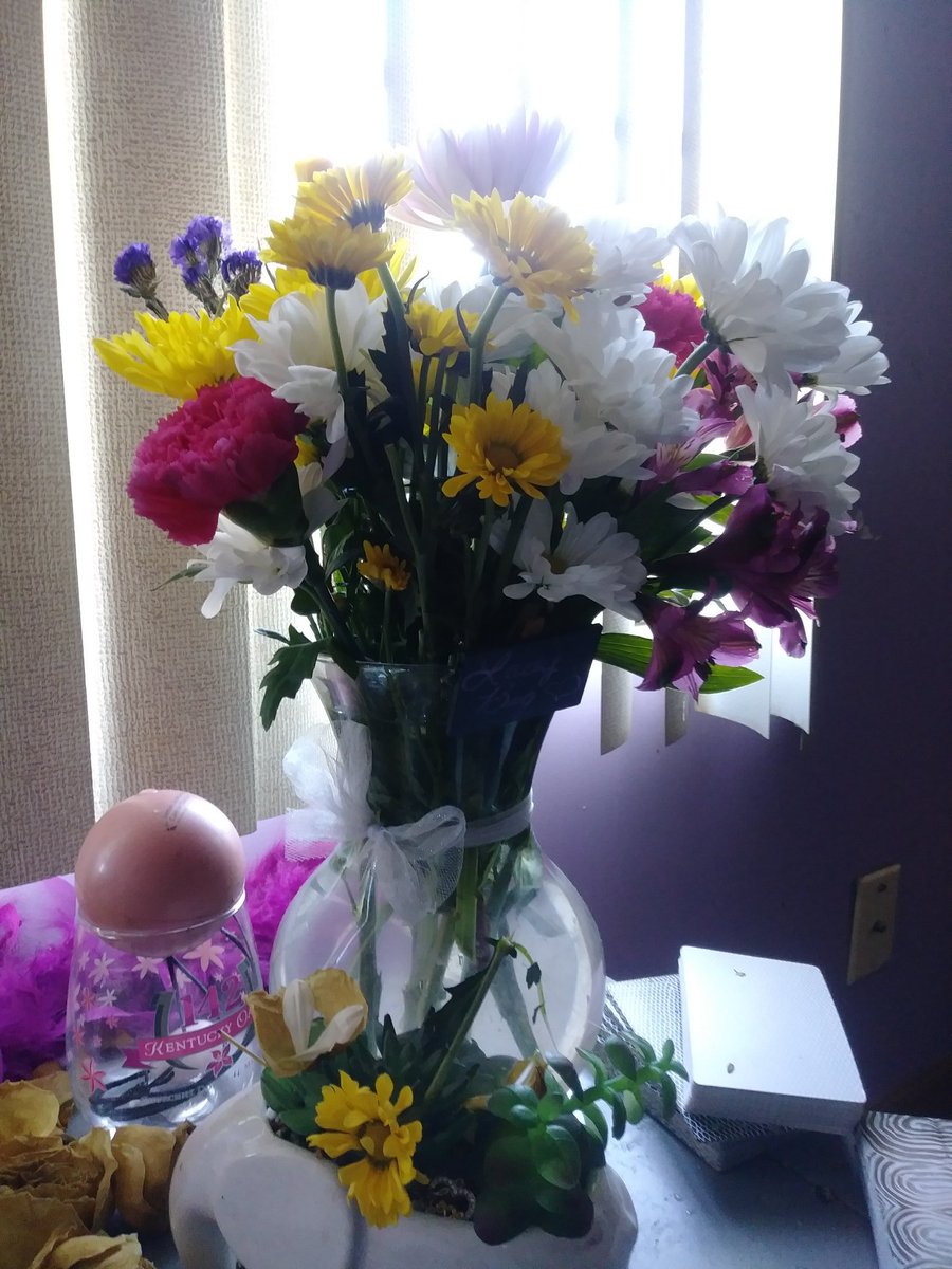 BeautyLovebug's tweet photo. Enjoying this Sunday organizing my flowers and filling orders for shipment. Thankful for this year's abundance...Grateful to witness the 3 stages of life ❤ #LoveBBeautyEssentials #FlowerPower #CyclesOfLife https://t.co/j24v8P5kzU