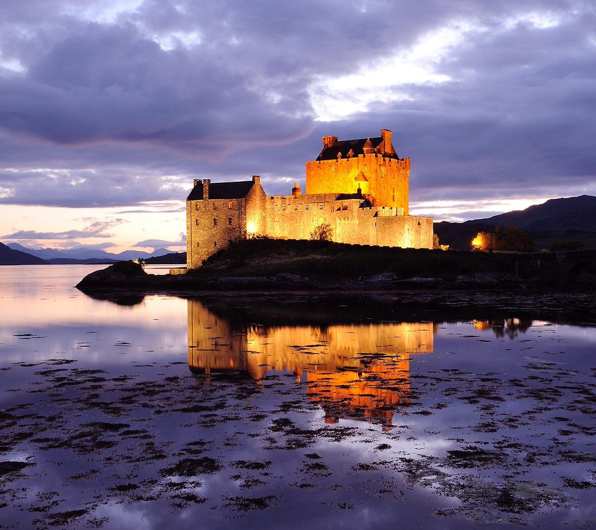 gauthie74757302's tweet photo. Magnificent Castle, night and day in Scotland 🏴󠁧󠁢󠁳󠁣󠁴󠁿 https://t.co/vELHRUyBoQ