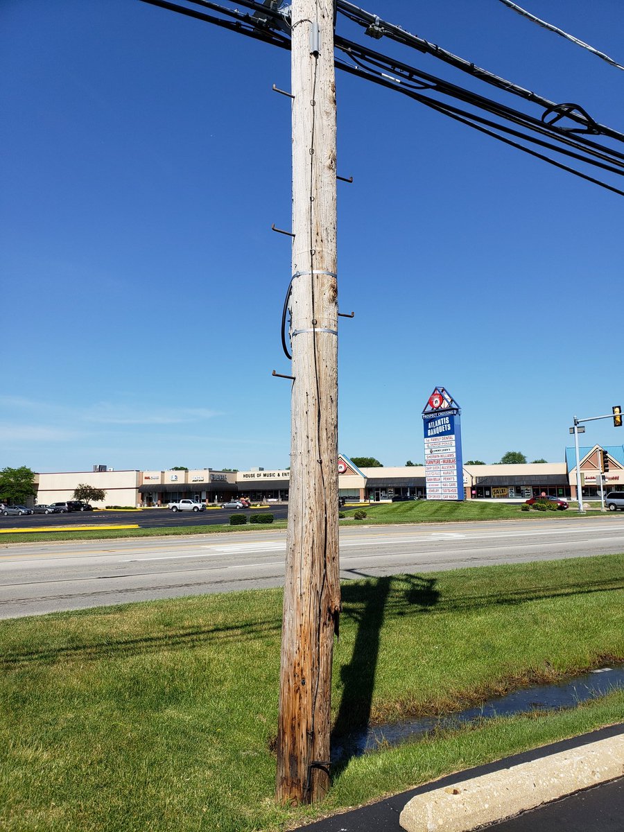 Philr4R's tweet photo. @ComEd I think this pole is broken. Its at 1300 North Rand Road in Arlington Heights, IL https://t.co/LjNjiwcOEf