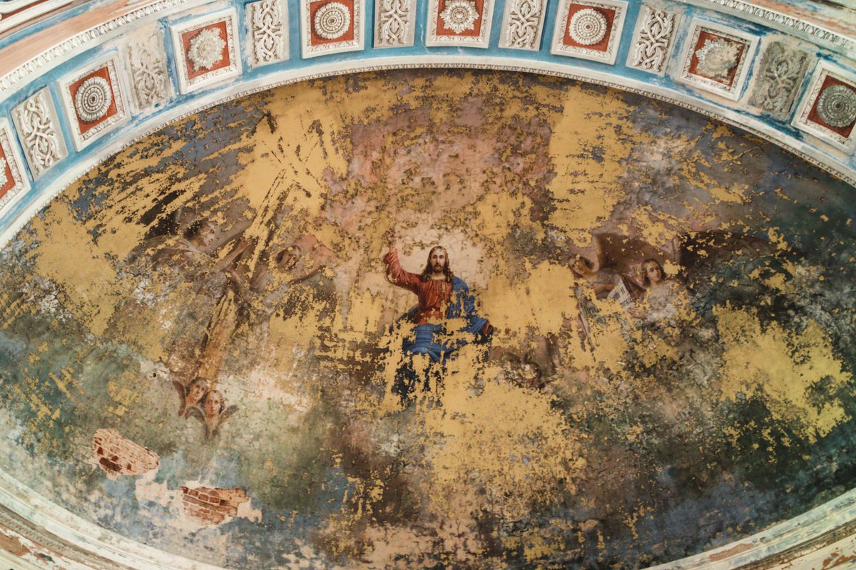 разрушенная церковь с уцелевшей фреской на которой