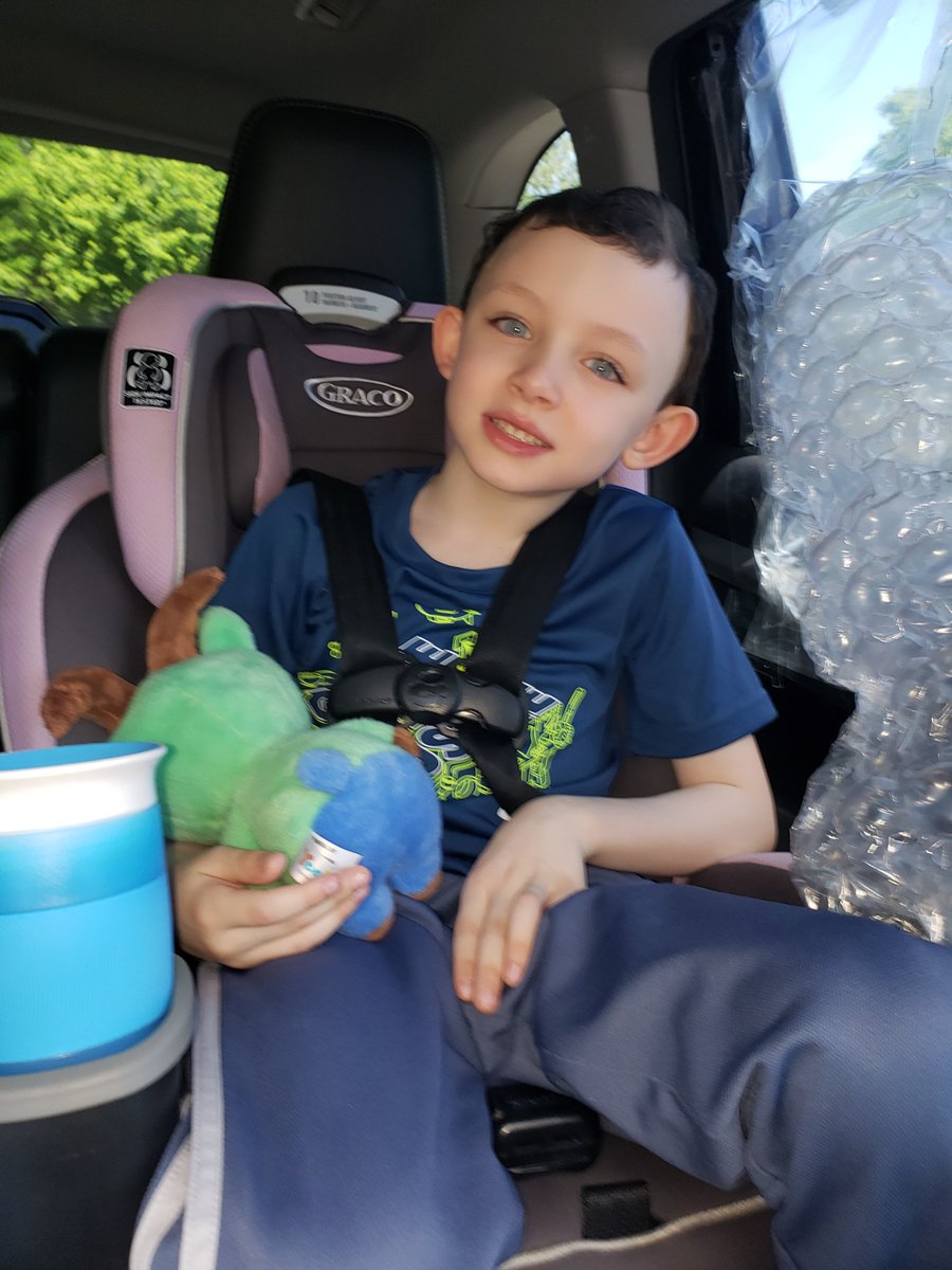 KristineOzols's tweet photo. When all your kid wants is to hug his teacher at Wave-Off, you build a Hug Window 😁. So happy to see everyone at the LES Wave-Off. Thank you Teachers! Have a Great Summer!

#quarantinehugs
#EssentialWorkers 

@MrsHess @NHSfit4life https://t.co/7aXFXGsCZb