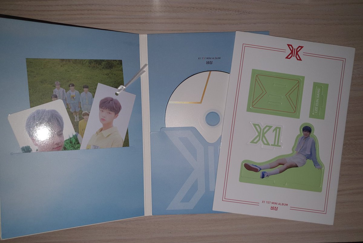 k_cloudstore's tweet photo. 🚨 VENDA 🚨
X1 - 비상
💸 100,00
🚚 Frete incluso 
📜 Pôster incluso 
💳 Pagamento por transferência, depósito, boleto ou cartão de crédito. 

OBS: Álbum em PERFEITO estado, pôster nunca foi colado na parede, acompanhado de todos os brindes originais. 
#X1  #곧만나자_엑스원유닛 https://t.co/jV5ZOepiQb