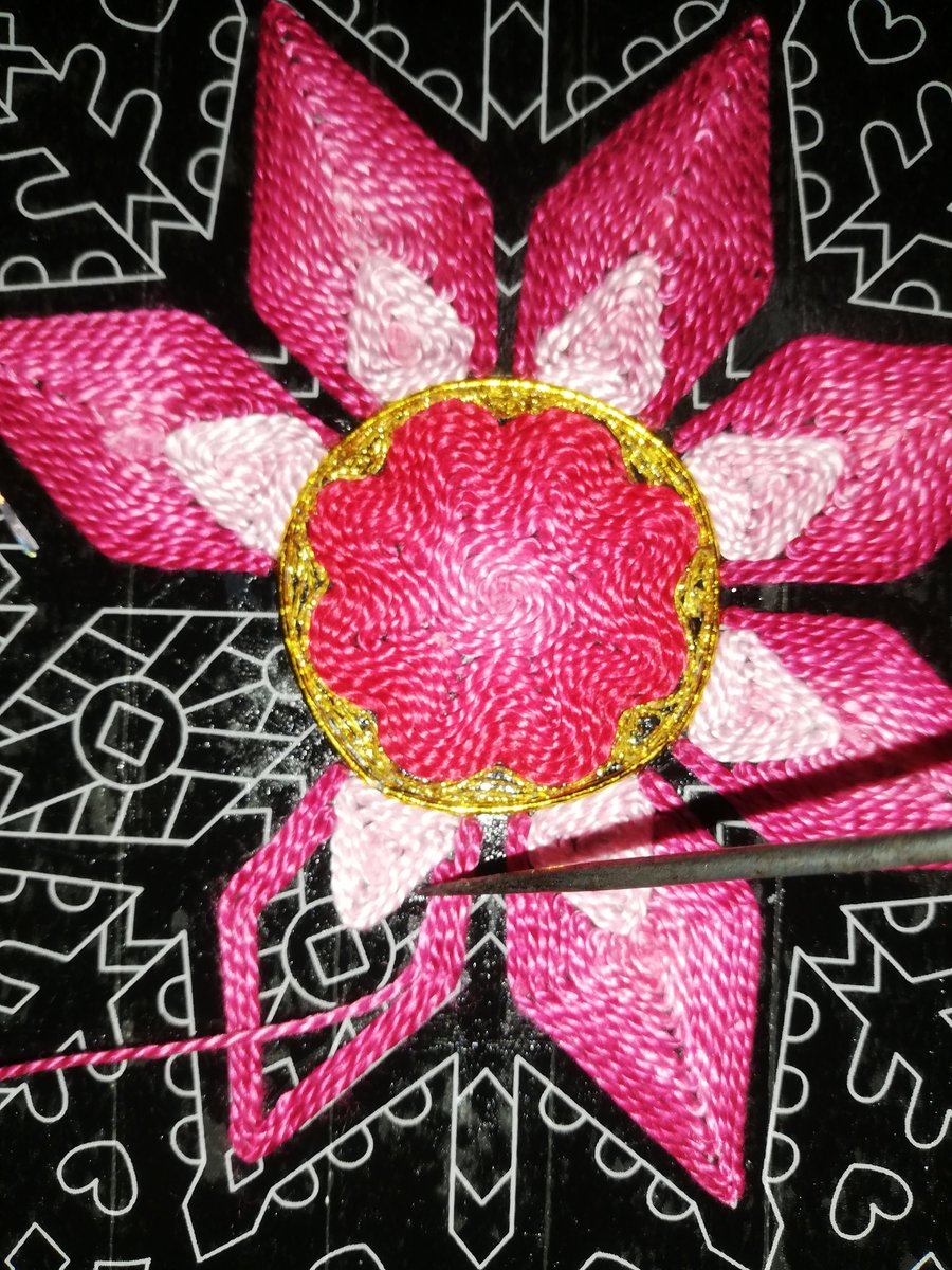 伽羅れい 刺繍アート３作目 刺繍糸 曼荼羅 １００均 スクラッチアート 手芸