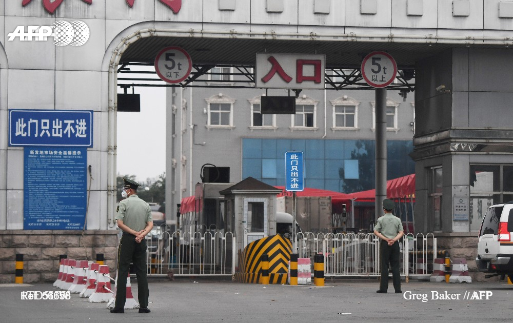 afpfr's tweet photo. [À LA UNE À 18H] La Chine a annoncé aujourd’hui un rebond des nouveaux cas de Covid-19, faisant craindre une seconde vague de l'épidémie au moment même où plusieurs pays d'Europe s'apprêtent à rouvrir leurs frontières, pensant la maladie sous contrôle (1/5) #AFP https://t.co/FBHEw3mrfO