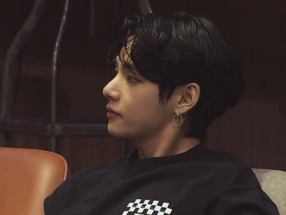 หล่อมาก หล่อเหมือนรูปปั้น ทุกอย่างบนใบหน้าคือดีไปหมด ชอบขี้แมลงวันตรงข้างเเก้มมาก โคตรมีเสน่ห์ ยิ่งเปิดหน้าผากแบบนี้ยิ่งเห็นโหงวเฮ้งคนหล่อ เกินต้าน