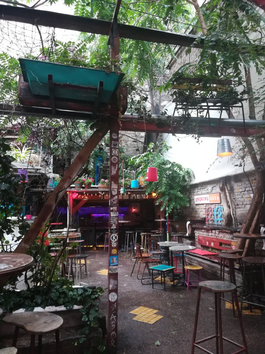 marruuuuuuuu's tweet photo. such cute pub/cafe in Budapest.
#szimpla #hungary #budapest https://t.co/KIiX5a4KjJ