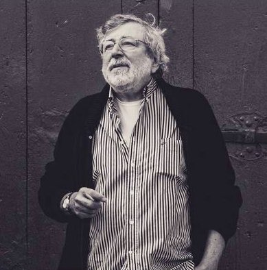 "Ma io sono fiero del mio sognare, di questo eterno mio incespicare e rido in faccia a quello che cerchi e che mai avrai!" 
(Quattro Stracci) 

Auguri Maestrone! 

#FrancescoGuccini 
#Guccini80
