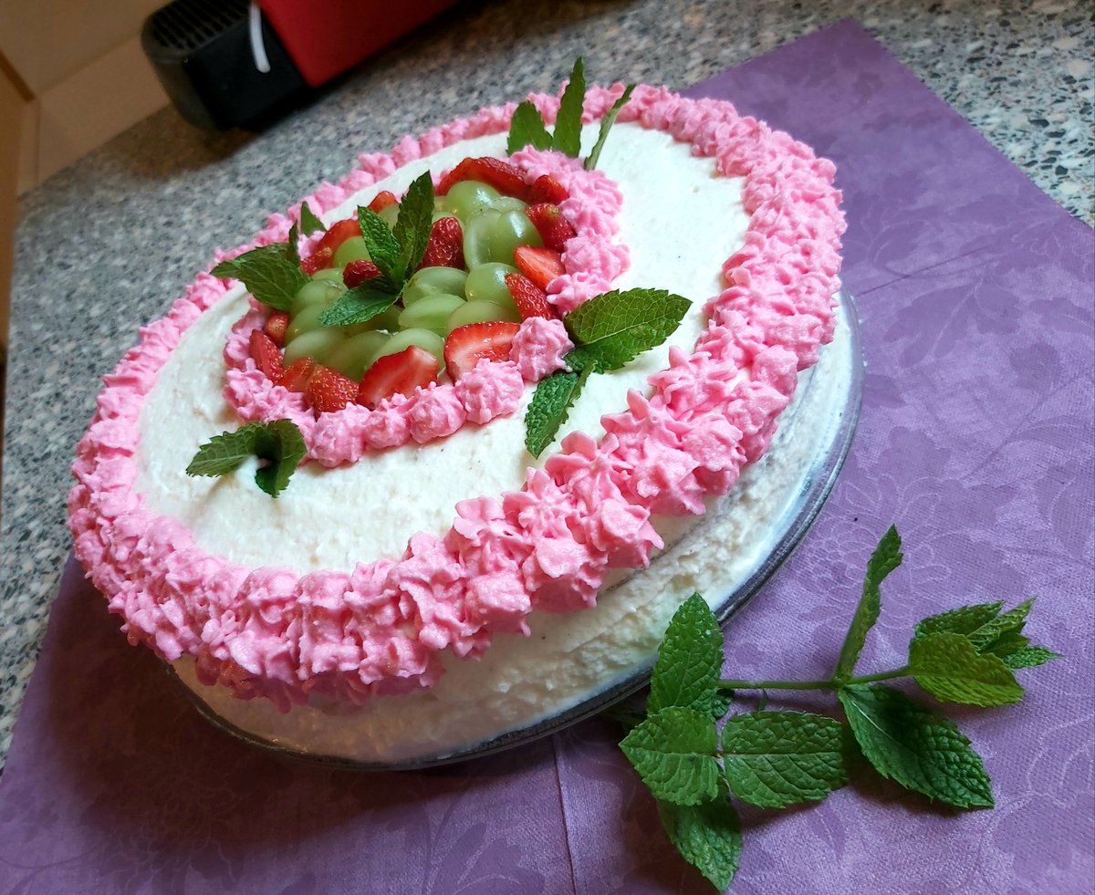 Puncoskka's tweet photo. Když venku lije a lije... S kardamomem, jak jinak.❤😋🎂
#dortik #home #weekendfun #goodafternoon #coffeetime ☕ #photograghy #sweets https://t.co/DAK39q0LDy
