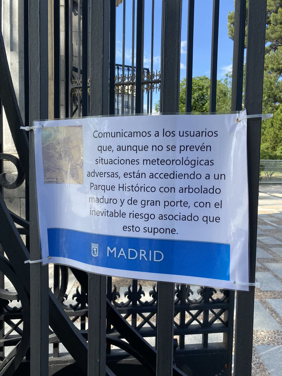 gamusino's tweet photo. Han puesto un cartel en el Retiro en plan “si te cae un árbol tú verás” https://t.co/K9rMHI8QVW