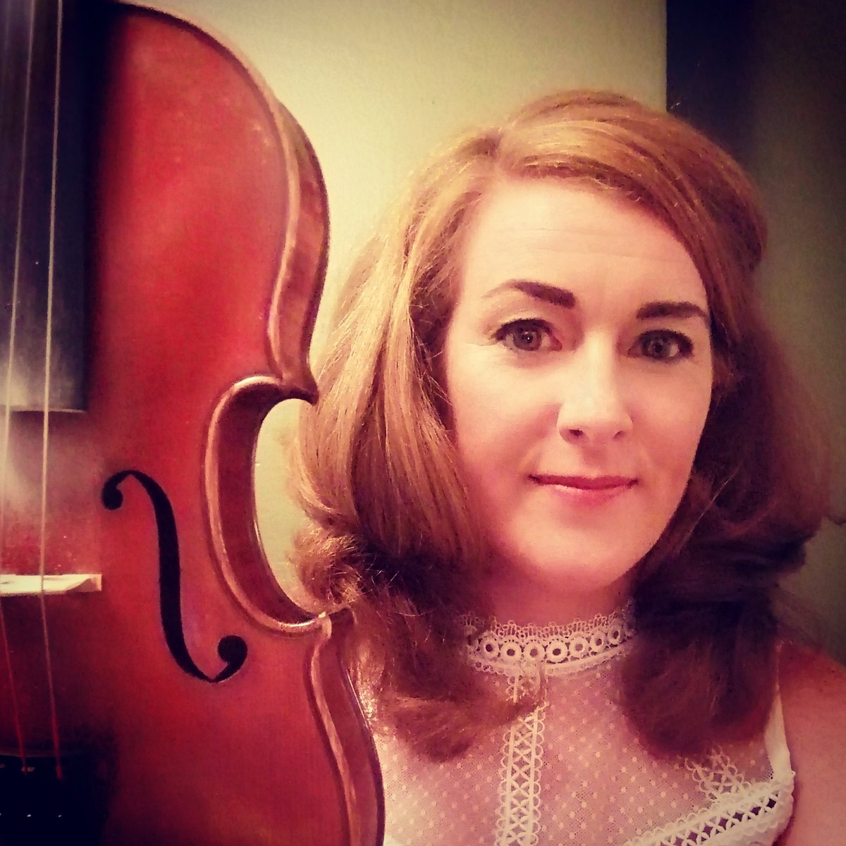 bernadettenicg's tweet photo. Today's Fiddling InstaLive to #CapeBreton Island was a trip. 
Thanks @leanneaucoin 🎻🎻👌
We played Spootiskerry, The Spotted Dog, Donnie &amp; Margarets Farewell &amp; The Flax in Bloom.
#fiddlemusic #fiddleplaying #InstagramLive #irishmusic #ireland. 
Watch in my stories for 24hrs. https://t.co/EF9foHib77