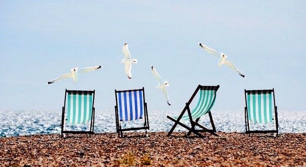 SCHÖNEN ABEND!

Man kann das Leben nur auf zwei Arten leben: 
Entweder man träumt es oder man führt es.
 
René #Char *14.6.1907 – 19.2.1988 Paris

Gehen wir überall hin 
Das Lachen in unseren Händen.