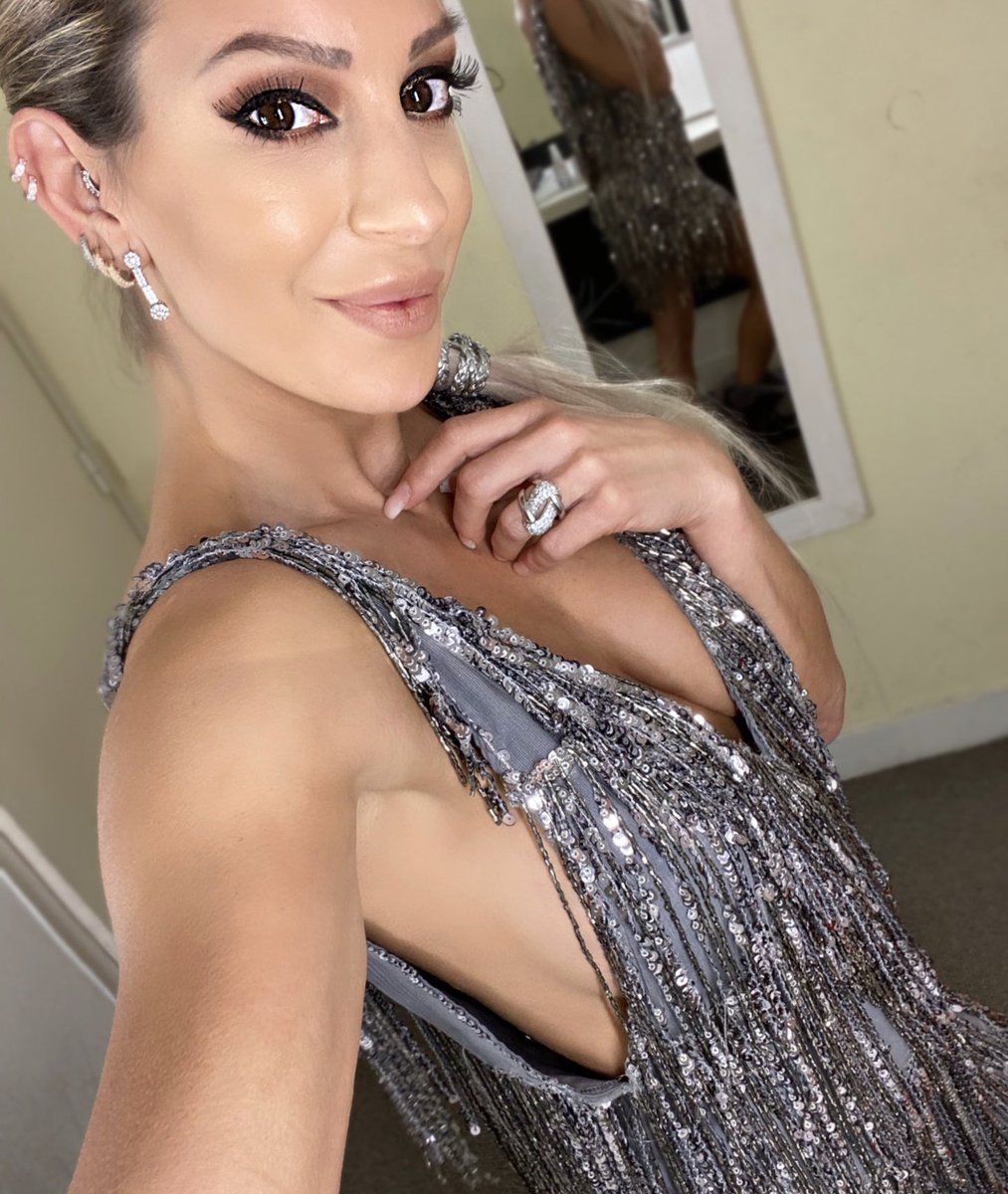 13.30 hs hoy #domingo en la #mesaza de <a href="/mirthalegrand/">Mirtha Legrand</a> pero con <a href="/ViaJuani/">Juana Viale</a> ❤️ x <a href="/eltreceoficial/">eltrece</a> 

Vestido  @boutiquecelebre 
Joyas @rubirubilujoarg 
Cabello y Makeup @edhuss07 
Styling <a href="/chofziulys/">Chof Ziulys</a> <a href="/lobian_/">Florencia Lo Bianco</a>  ❤️