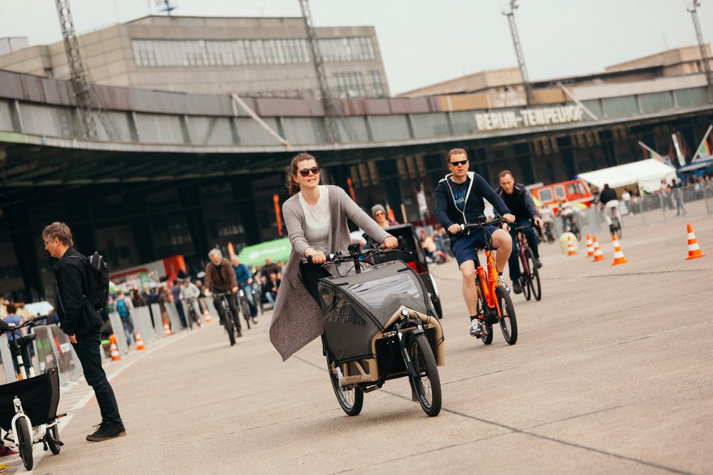 RegineGuenther's tweet photo. Die #VELOBerlinWeek wird vom 15.-21. Juni 2020 virtuell: eine Informations- und Dialogplattform rund ums 🚴🏽‍♀️🚴🏼‍♂️🚲. Als Schirmherrin freue ich mich auf spannende Einblicke. Wir sehen uns um 14.00 Uhr zur Eröffnung. https://t.co/GPpoJAYL9B #fahrradberlin https://t.co/LxI6MjsLYD