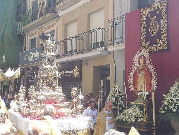 VCabezaMurcia's tweet photo. COFRADÍA| Hoy celebramos la Solemnidad del Corpus Christi. Recordamos el momento en el que la custodia de asiento de la catedral murciana pasó frente a nuestro altar en 2012, presidido por nuestra titular.
#virgendelacabeza #perladesanjuan #sacramentaldesanjuan https://t.co/q8jZu8aV43