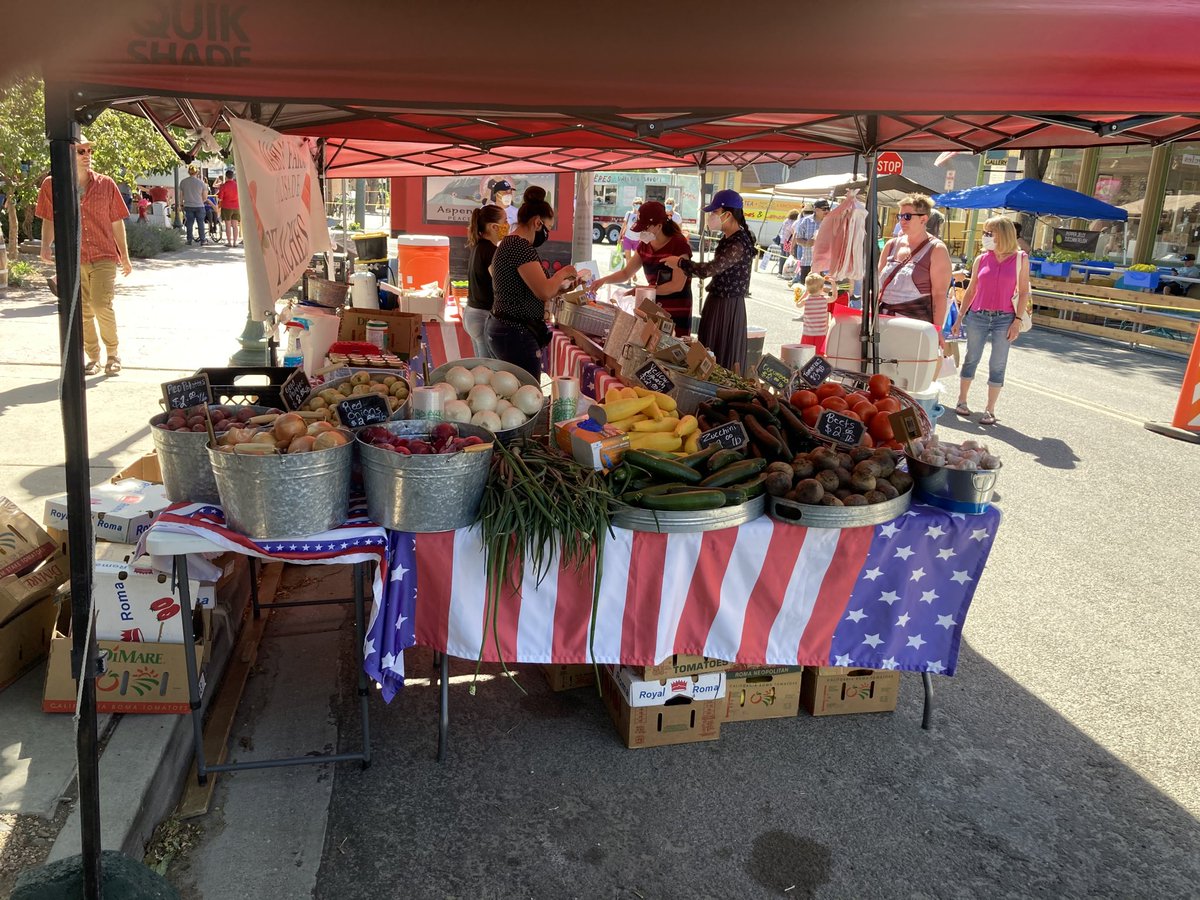 dshrull's tweet photo. The Palisade Farmers Market kicks off the season. Around 30 vendors and plenty of people buying goods and practicing social distancing. #palisade https://t.co/IbLYEIGjSe