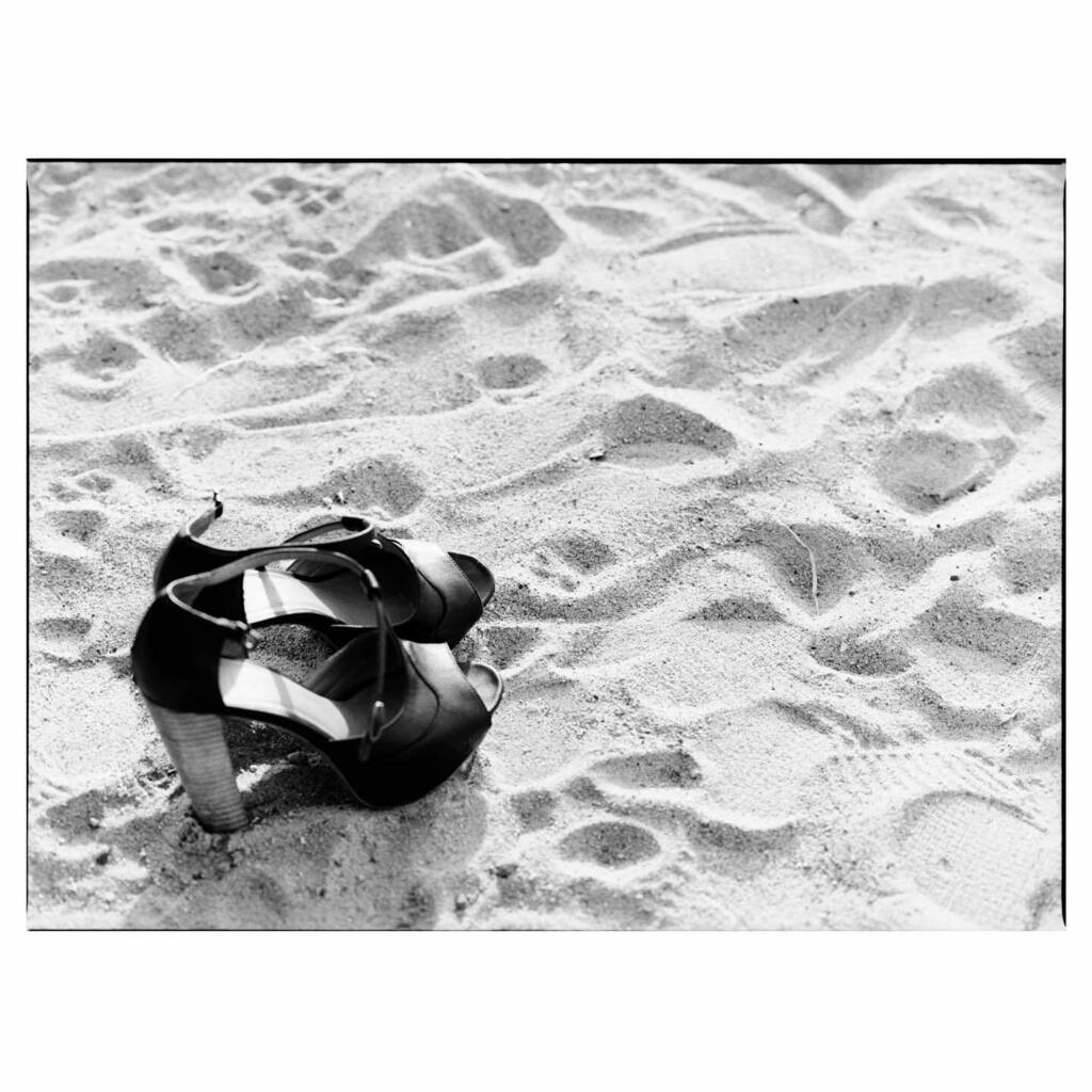 issie_ossie's tweet image. Just walk and talk about past memories and what we want now, looking at the sea. #in2012 #filmphotography #blackandwhite #645